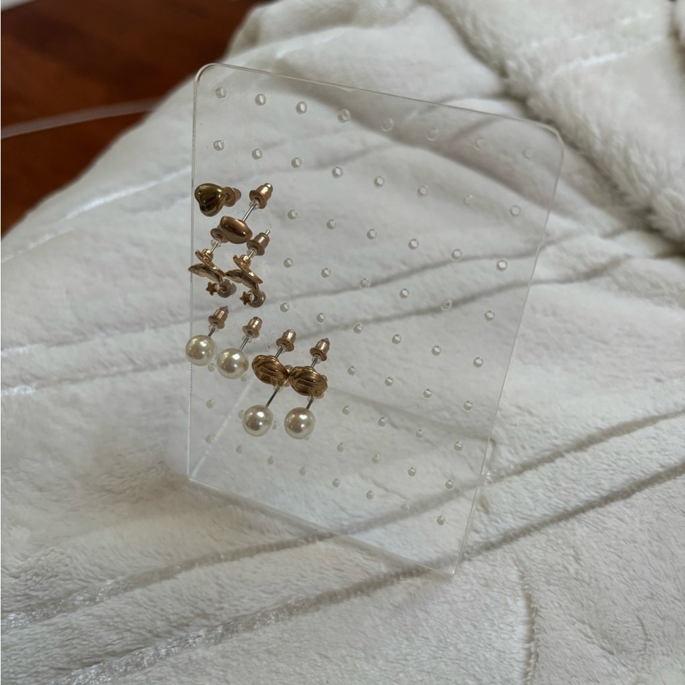 Clear Acrylic Earring Stand + 5 pairs of earrings bundle - Picture 2 of 2